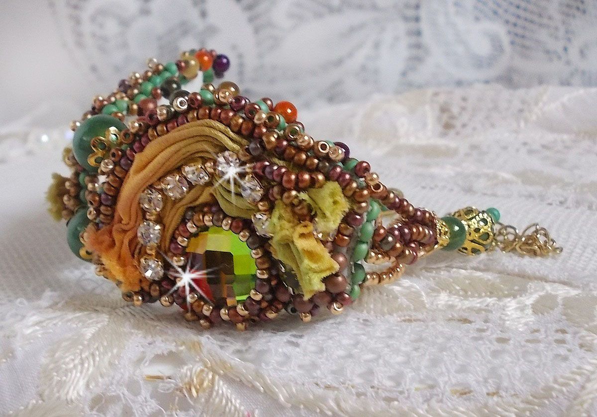Pulseira lunar veneziana bordada com fita de seda, cabochons facetados, cristais Swarovski e missangas mágicas
