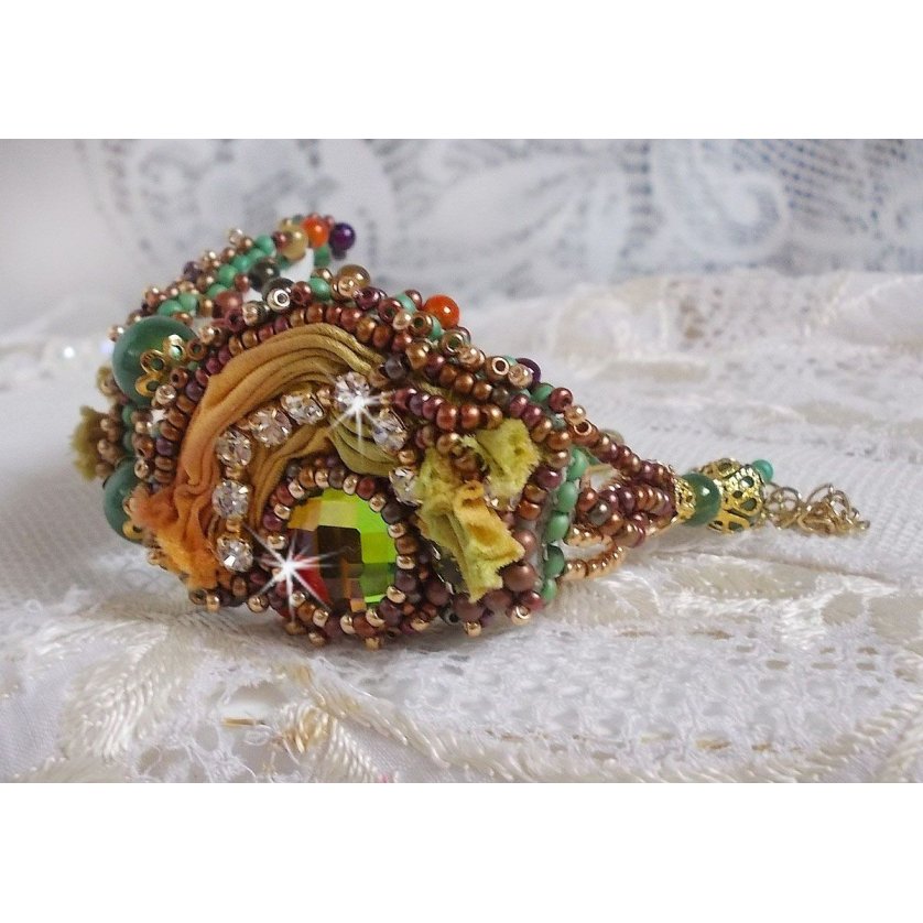 Pulseira lunar veneziana bordada com fita de seda, cabochons facetados, cristais Swarovski e missangas mágicas