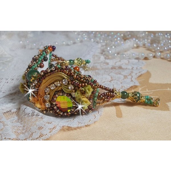 Pulseira lunar veneziana bordada com fita de seda, cabochons facetados, cristais Swarovski e missangas mágicas