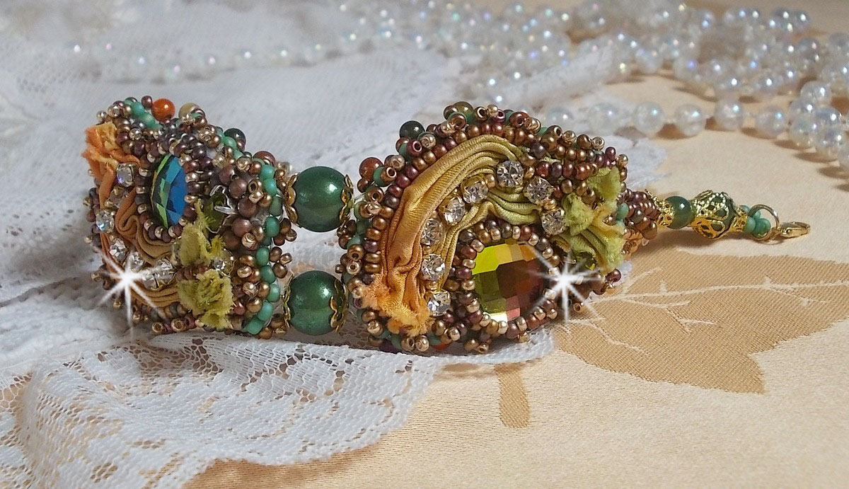 Pulseira lunar veneziana bordada com fita de seda, cabochons facetados, cristais Swarovski e missangas mágicas