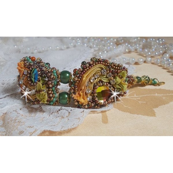 Pulseira lunar veneziana bordada com fita de seda, cabochons facetados, cristais Swarovski e missangas mágicas