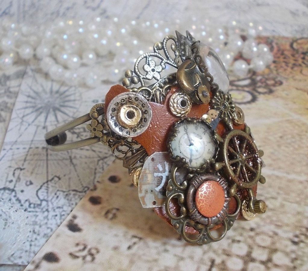 Pulseira L'élégante du Temps criada com engrenagens, carimbos, parafusos, parafusos, mecanismos de relógio e outros materiais