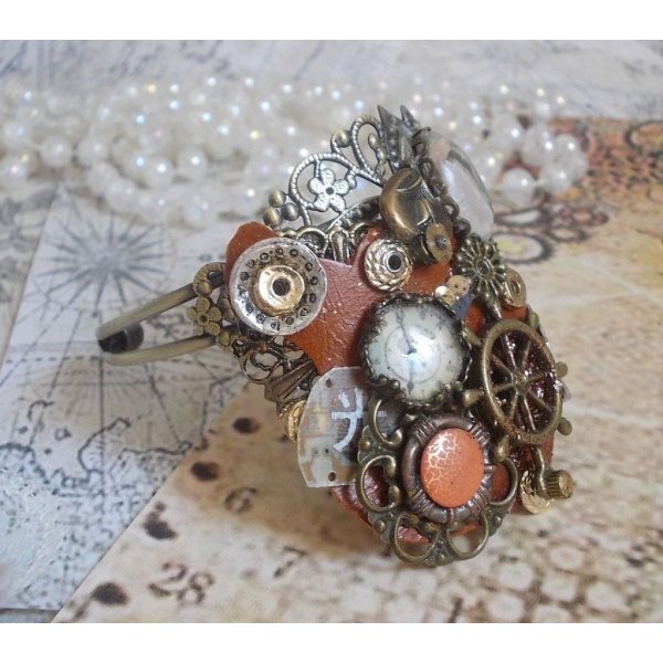 Pulseira L'&eacute;l&eacute;gante du Temps criada com engrenagens, carimbos, parafusos, parafusos, mecanismos de rel&oacute;gio e outros materiais