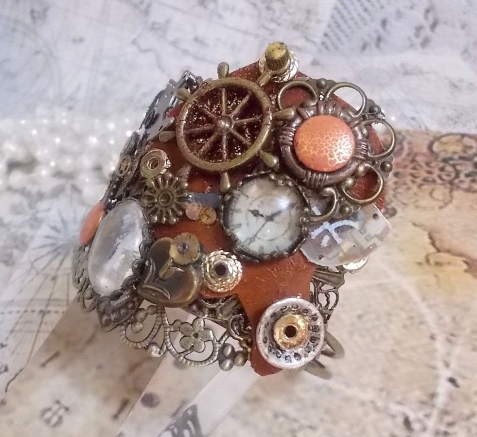 Pulseira L'élégante du Temps criada com engrenagens, carimbos, parafusos, parafusos, mecanismos de relógio e outros materiais