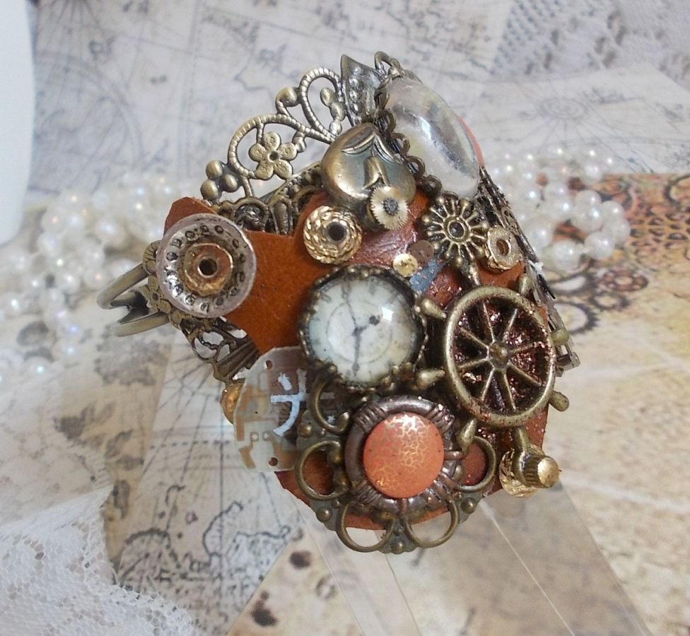 Pulseira L'élégante du Temps criada com engrenagens, carimbos, parafusos, parafusos, mecanismos de relógio e outros materiais