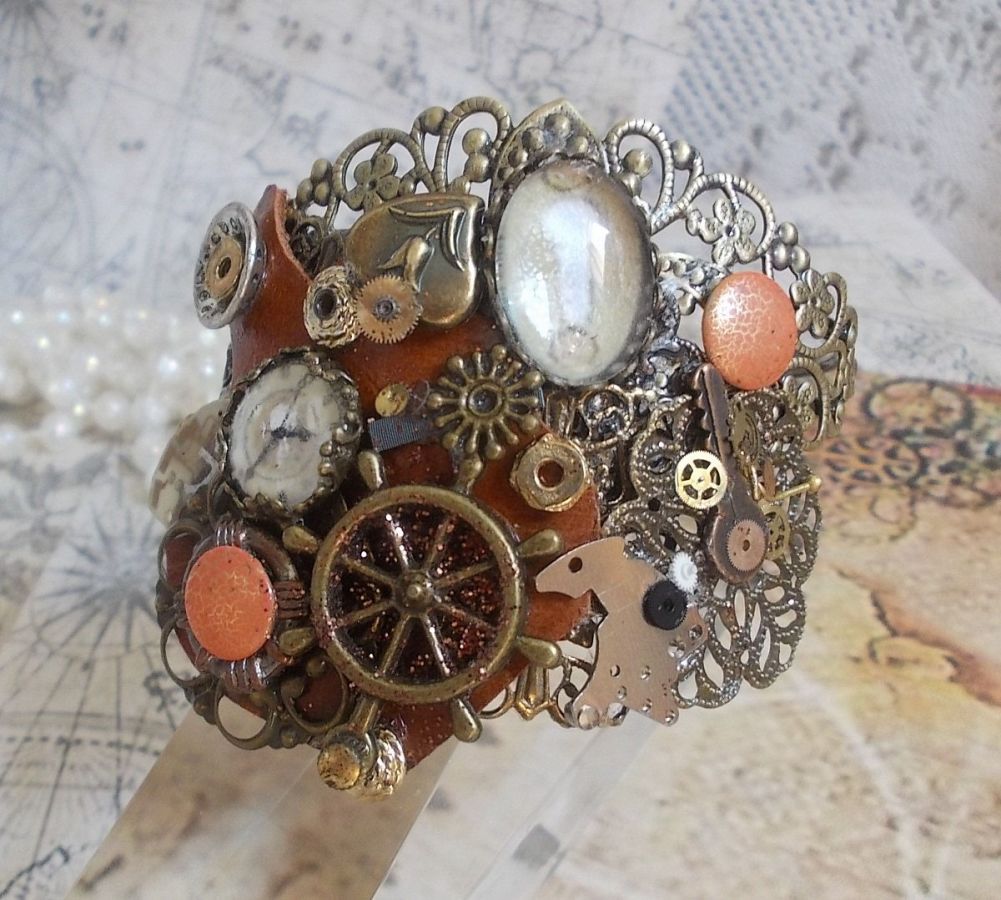 Pulseira L'élégante du Temps criada com engrenagens, carimbos, parafusos, parafusos, mecanismos de relógio e outros materiais