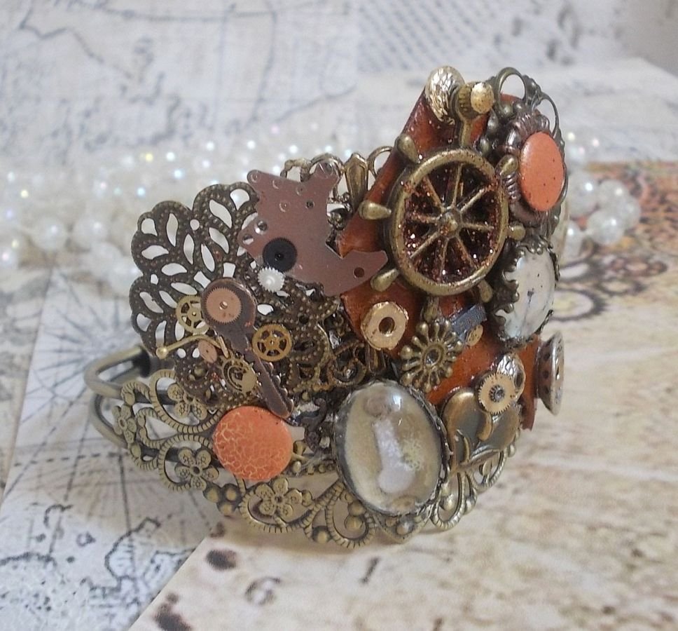 Pulseira L'élégante du Temps criada com engrenagens, carimbos, parafusos, parafusos, mecanismos de relógio e outros materiais
