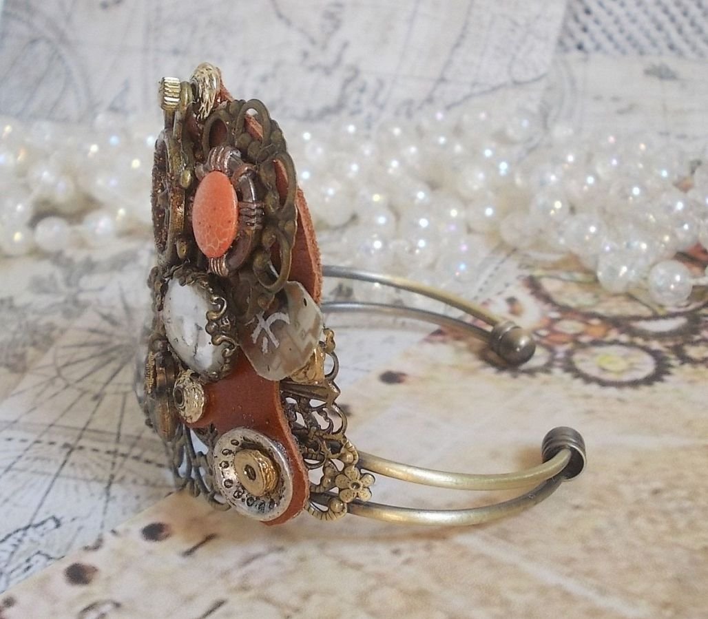 Pulseira L'élégante du Temps criada com engrenagens, carimbos, parafusos, parafusos, mecanismos de relógio e outros materiais