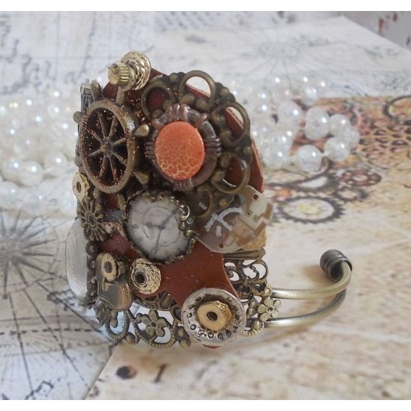 Pulseira L'&eacute;l&eacute;gante du Temps criada com engrenagens, carimbos, parafusos, parafusos, mecanismos de rel&oacute;gio e outros materiais