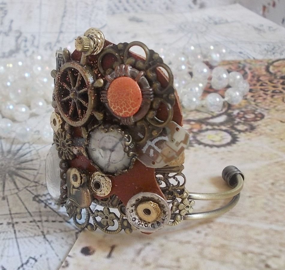 Pulseira L'élégante du Temps criada com engrenagens, carimbos, parafusos, parafusos, mecanismos de relógio e outros materiais
