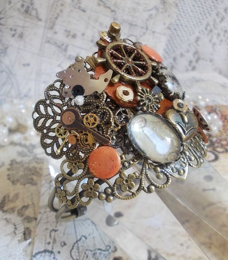 Pulseira L'élégante du Temps criada com engrenagens, carimbos, parafusos, parafusos, mecanismos de relógio e outros materiais