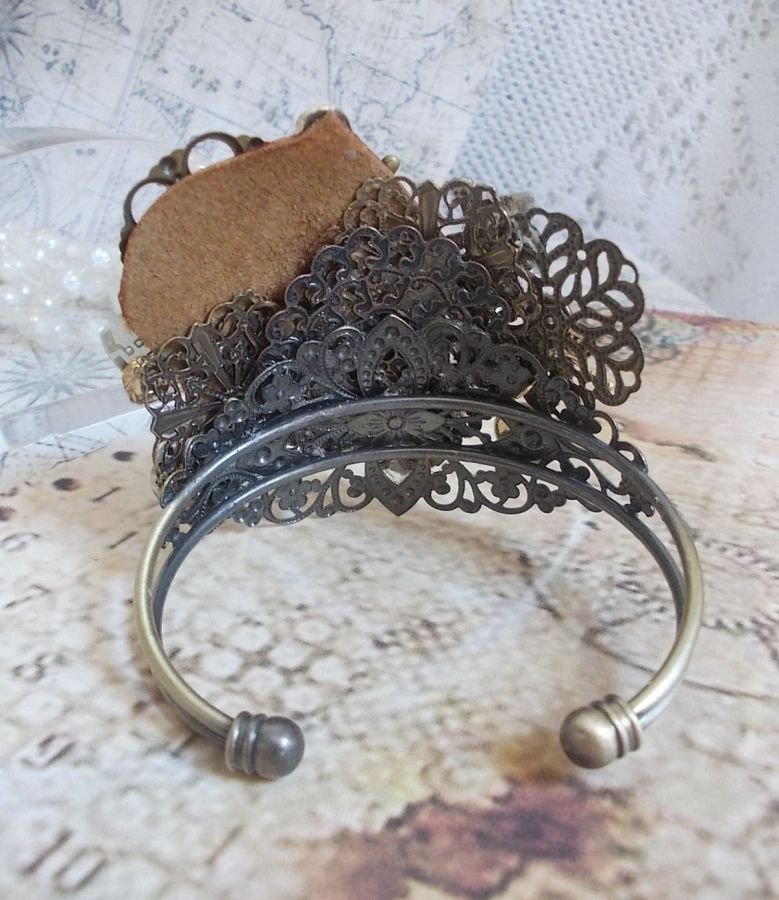 Pulseira L'élégante du Temps criada com engrenagens, carimbos, parafusos, parafusos, mecanismos de relógio e outros materiais
