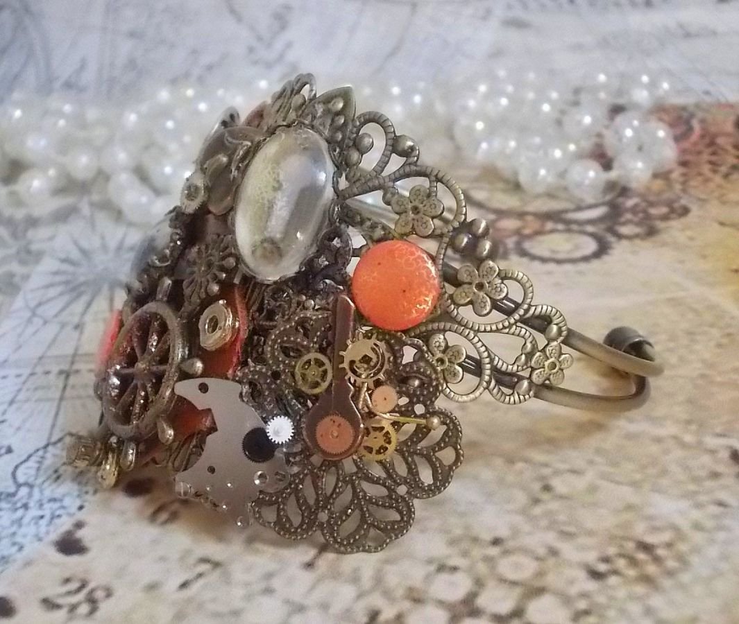Pulseira L'élégante du Temps criada com engrenagens, carimbos, parafusos, parafusos, mecanismos de relógio e outros materiais