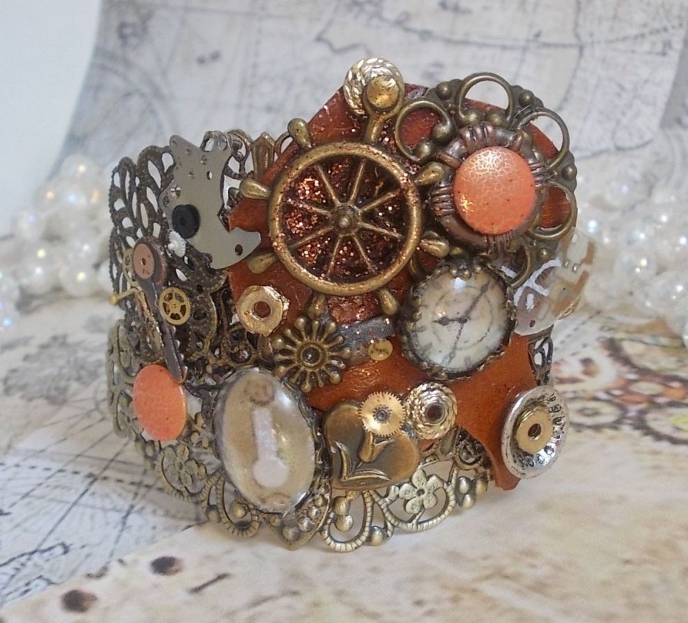 Pulseira L'élégante du Temps criada com engrenagens, carimbos, parafusos, parafusos, mecanismos de relógio e outros materiais