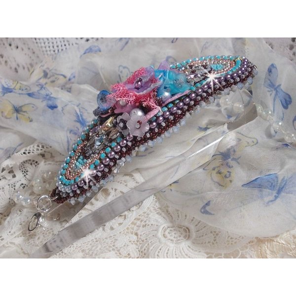 Bracelet manchette Mademoiselle Bluse Haute-Couture brod&eacute; avec des Cristaux de Swarovski, des fleurs en verre de boh&egrave;me, de l'Argent 925/1000, de la dentelle  et des rocailles