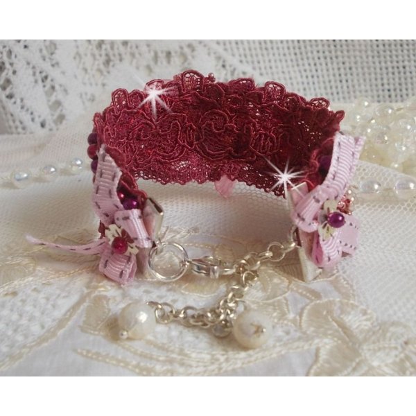Bracelet Magnolia avec une dentelle bordeaux brod&eacute;e avec des perles nacr&eacute;es et fleurs