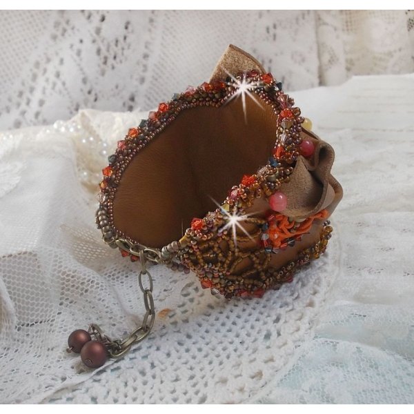Bracelet manchette Amber Romance brod&eacute; avec du cuir vachette tr&egrave;s souple, des perles semi-pr&eacute;cieuses comme la Citrine, l' Agate et des rocailles