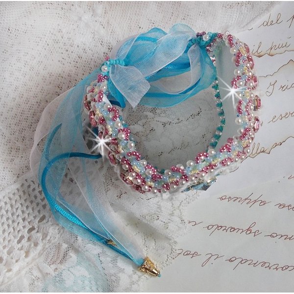 Pulseira Beleza Alicia Blue Haute-Couture bordada com cristais Swarovski, renda branca fina e missangas de sementes.