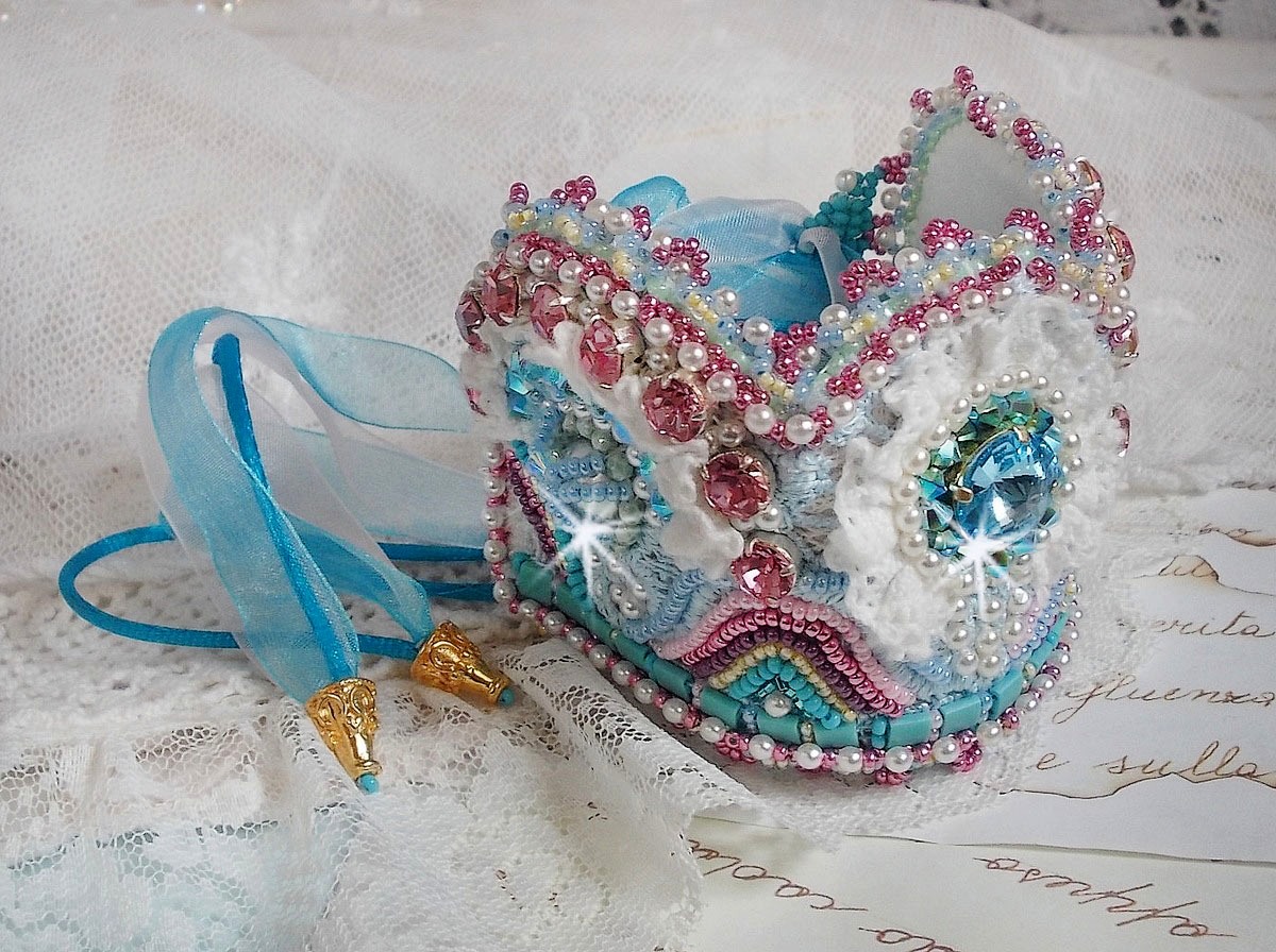 Pulseira Beleza Alicia Blue Haute-Couture bordada com cristais Swarovski, renda branca fina e missangas de sementes.