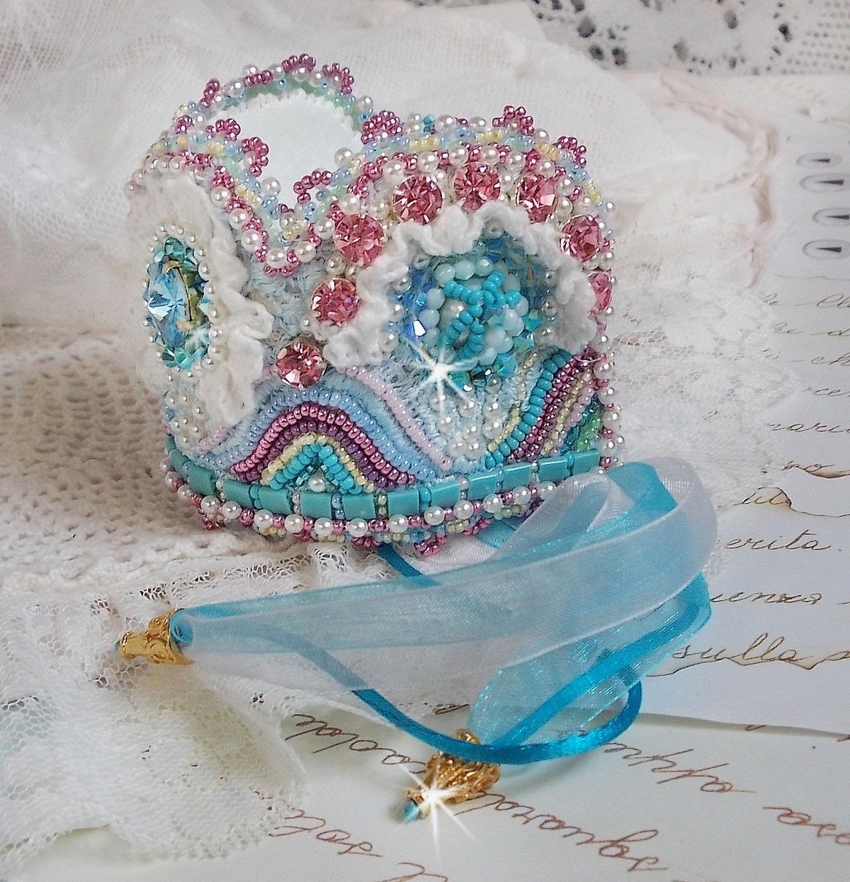 Pulseira Beleza Alicia Blue Haute-Couture bordada com cristais Swarovski, renda branca fina e missangas de sementes.