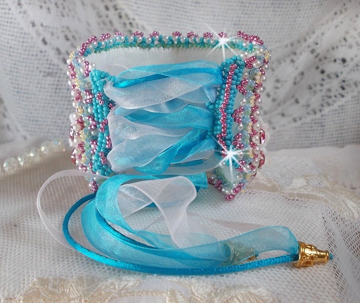 Pulseira Beleza Alicia Blue Haute-Couture bordada com cristais Swarovski, renda branca fina e missangas de sementes.