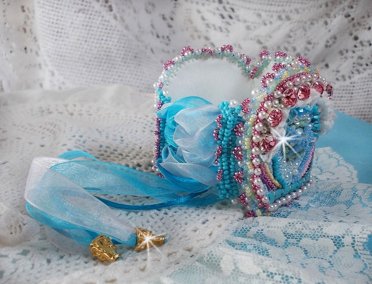 Pulseira Beleza Alicia Blue Haute-Couture bordada com cristais Swarovski, renda branca fina e missangas de sementes.