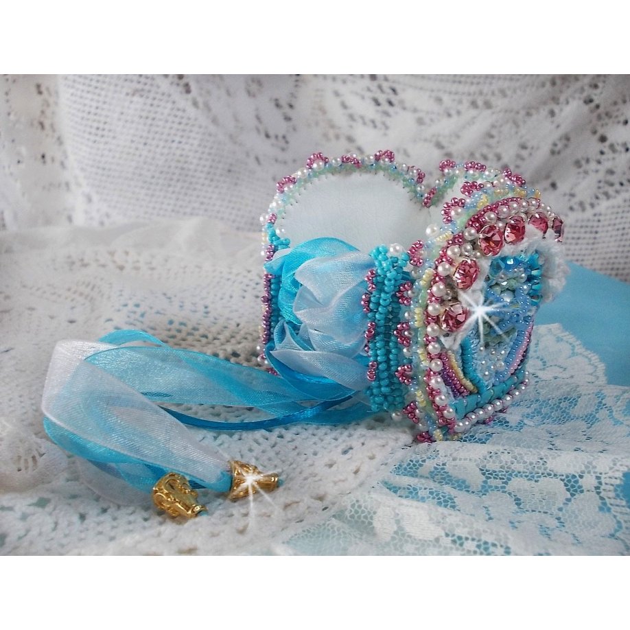 Pulseira Beleza Alicia Blue Haute-Couture bordada com cristais Swarovski, renda branca fina e missangas de sementes.