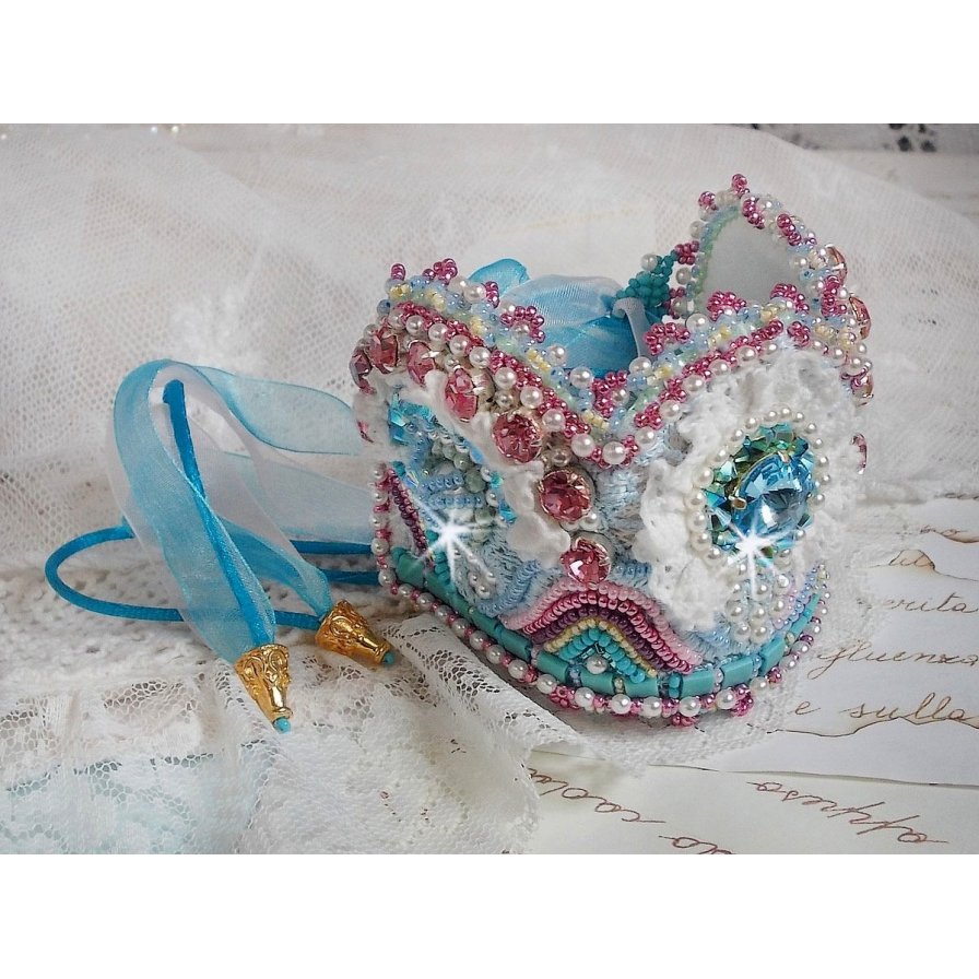 Pulseira Beleza Alicia Blue Haute-Couture bordada com cristais Swarovski, renda branca fina e missangas de sementes.
