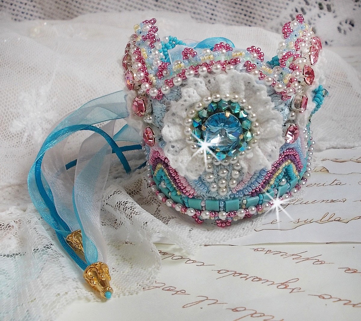 Pulseira Beleza Alicia Blue Haute-Couture bordada com cristais Swarovski, renda branca fina e missangas de sementes.