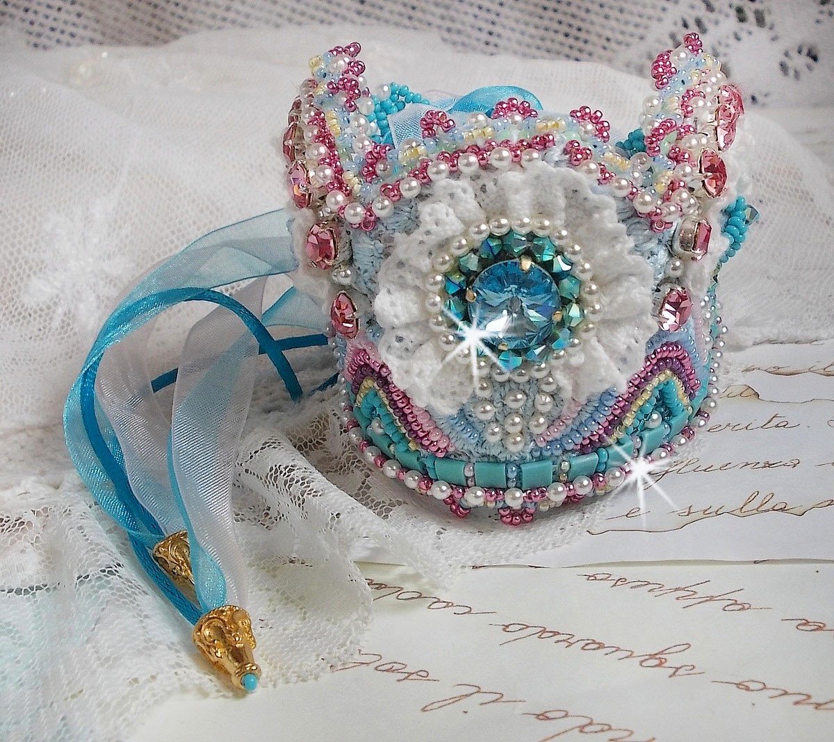 Pulseira Beleza Alicia Blue Haute-Couture bordada com cristais Swarovski, renda branca fina e missangas de sementes.