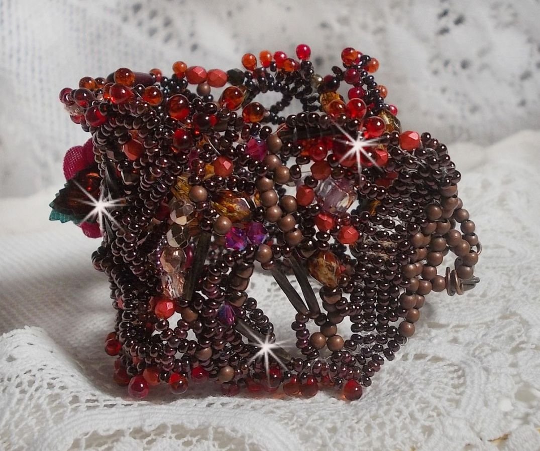 Belle Hélène bracelete em contas de sementes, flor de tecido, contas de pedra preciosa (calcita amarela/branca) e contas de sementes
