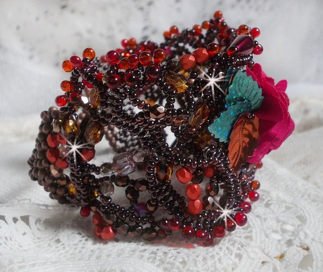 Belle Hélène bracelete em contas de sementes, flor de tecido, contas de pedra preciosa (calcita amarela/branca) e contas de sementes