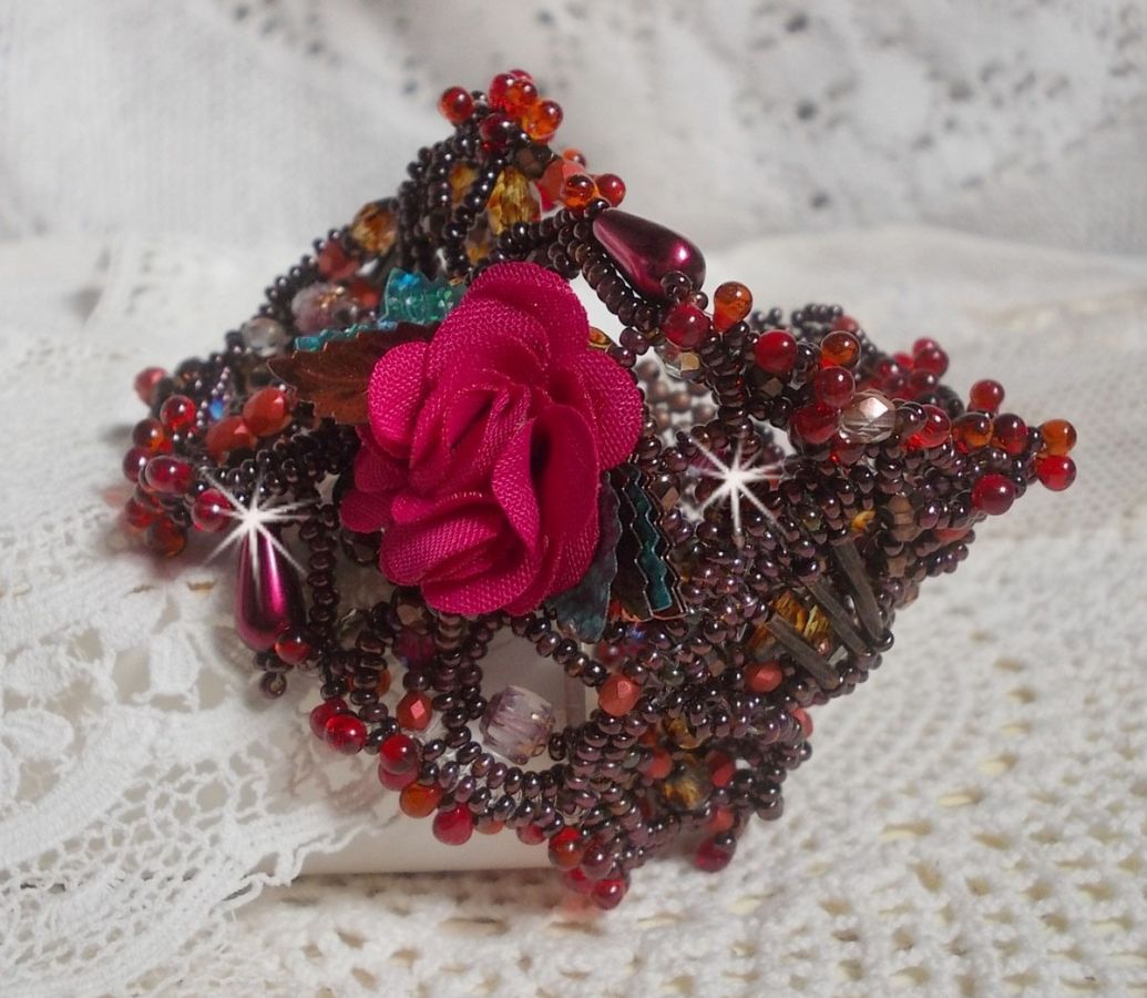 Belle Hélène bracelete em contas de sementes, flor de tecido, contas de pedra preciosa (calcita amarela/branca) e contas de sementes