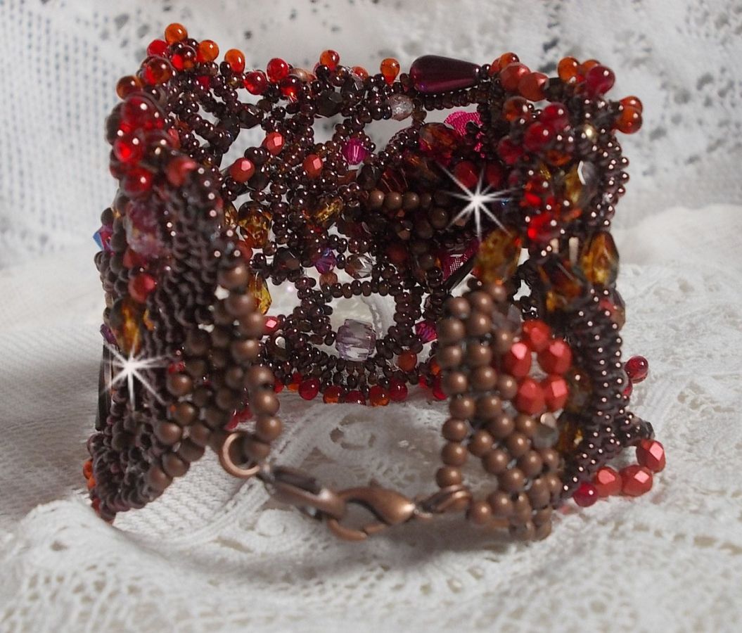 Belle Hélène bracelete em contas de sementes, flor de tecido, contas de pedra preciosa (calcita amarela/branca) e contas de sementes