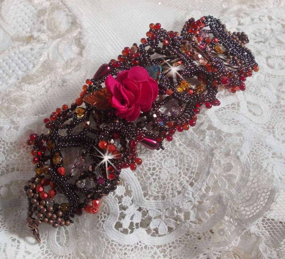 Belle Hélène bracelete em contas de sementes, flor de tecido, contas de pedra preciosa (calcita amarela/branca) e contas de sementes