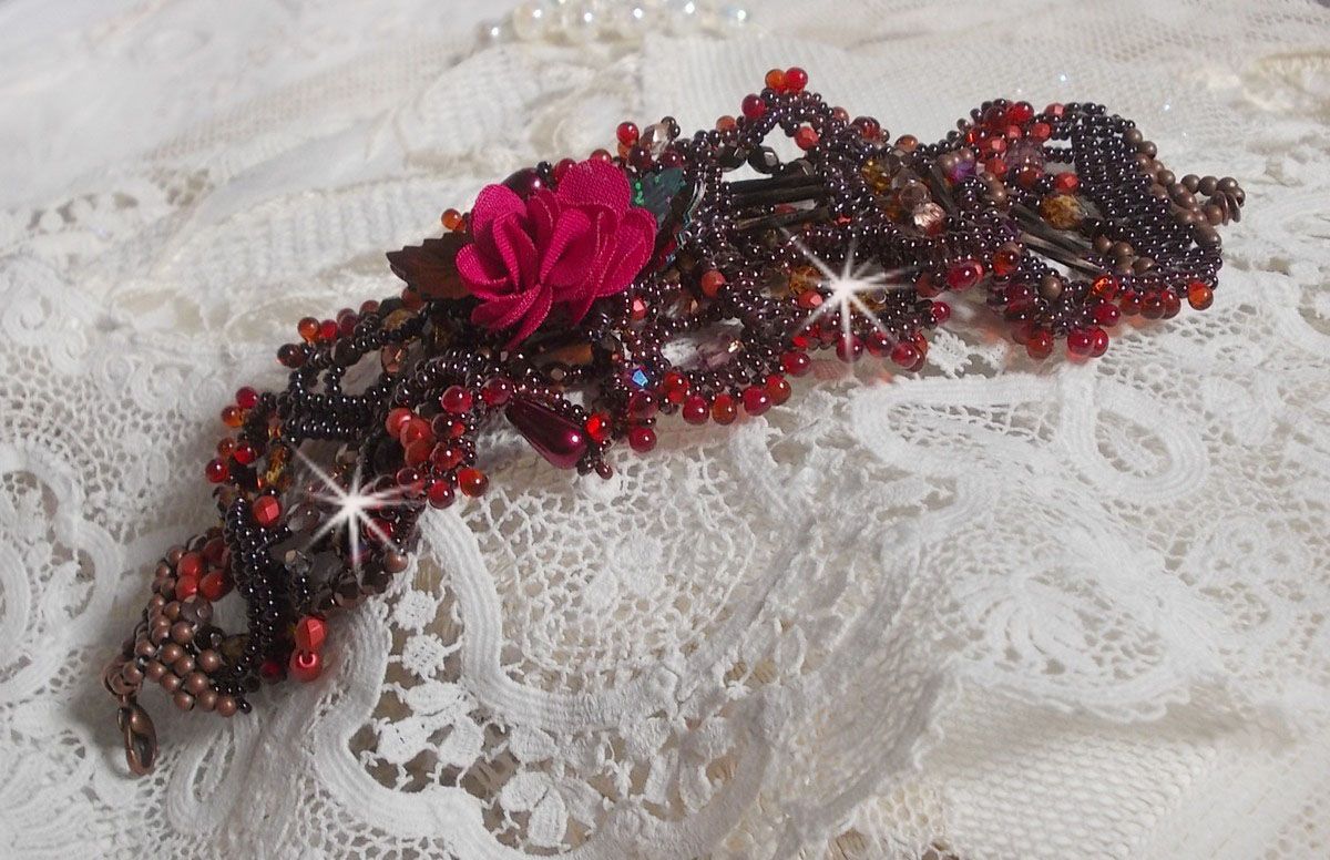 Belle Hélène bracelete em contas de sementes, flor de tecido, contas de pedra preciosa (calcita amarela/branca) e contas de sementes