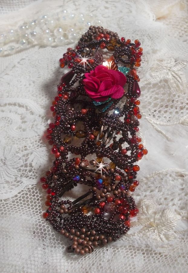 Belle Hélène bracelete em contas de sementes, flor de tecido, contas de pedra preciosa (calcita amarela/branca) e contas de sementes