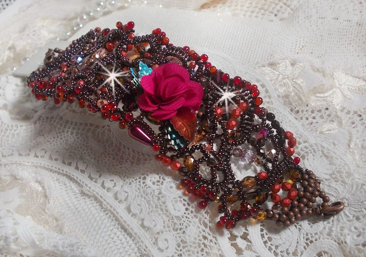 Belle Hélène bracelete em contas de sementes, flor de tecido, contas de pedra preciosa (calcita amarela/branca) e contas de sementes