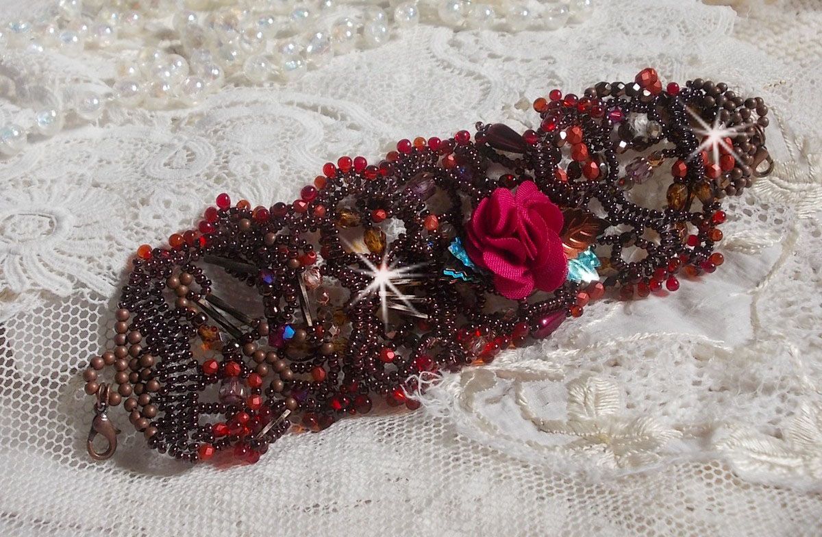 Belle Hélène bracelete em contas de sementes, flor de tecido, contas de pedra preciosa (calcita amarela/branca) e contas de sementes