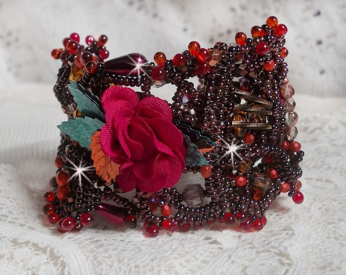 Belle Hélène bracelete em contas de sementes, flor de tecido, contas de pedra preciosa (calcita amarela/branca) e contas de sementes