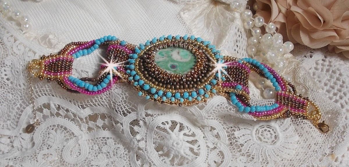 Pulseira de punho Cheyenne bordada com uma pedra preciosa, um rubi Fuchsite com contas de sementes Miyuki e contas de sementes checas.