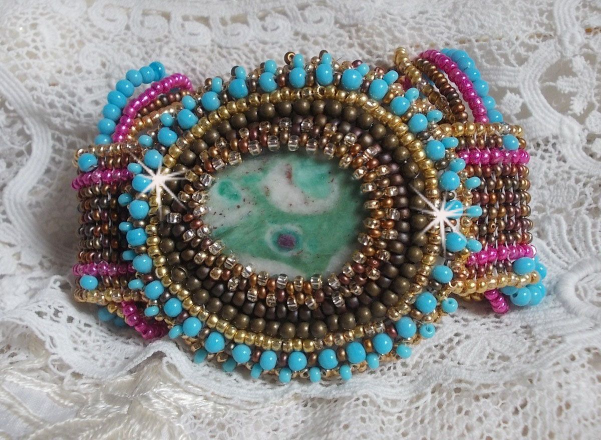 Pulseira de punho Cheyenne bordada com uma pedra preciosa, um rubi Fuchsite com contas de sementes Miyuki e contas de sementes checas.