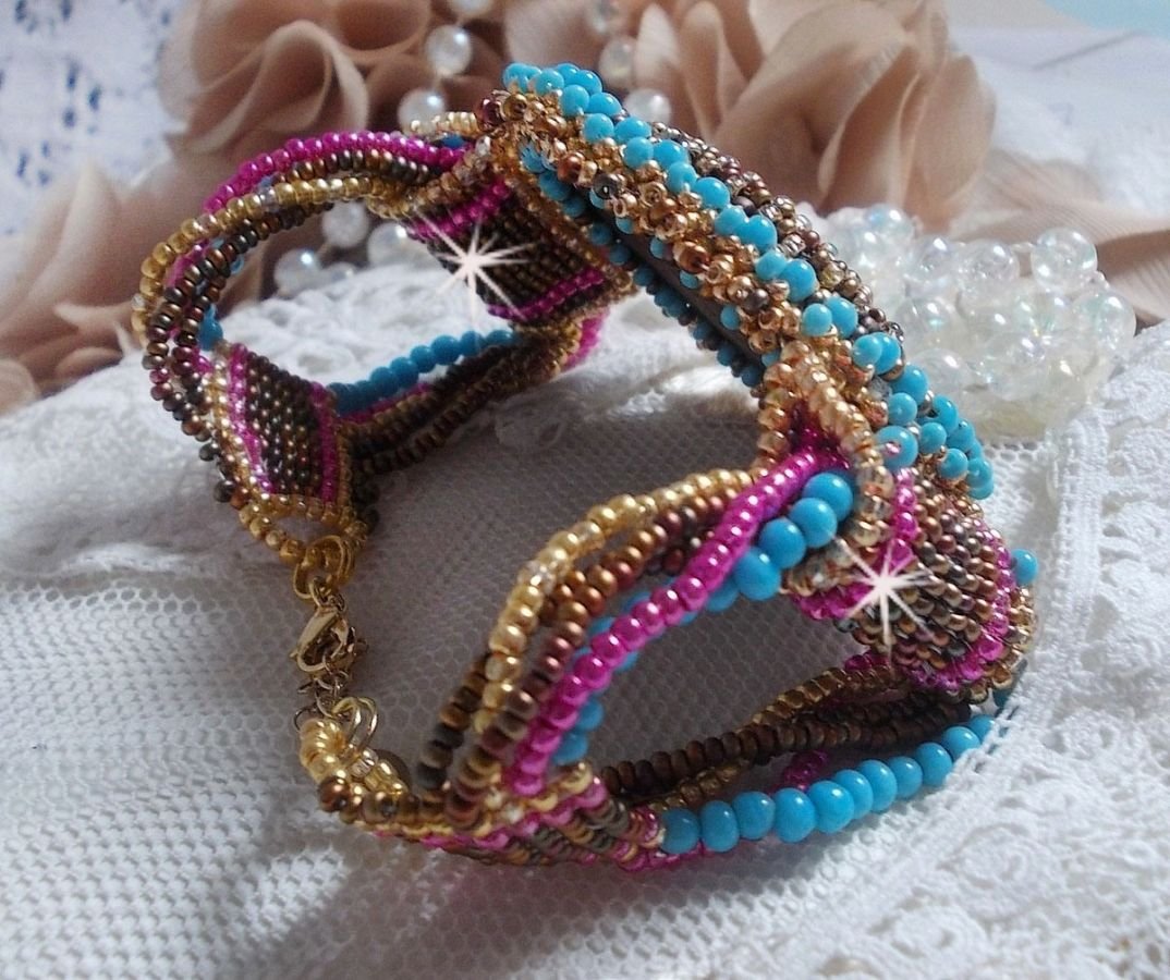 Pulseira de punho Cheyenne bordada com uma pedra preciosa, um rubi Fuchsite com contas de sementes Miyuki e contas de sementes checas.
