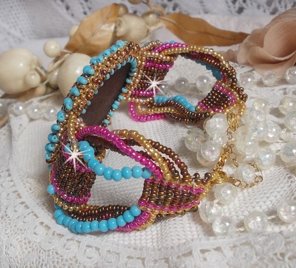 Pulseira de punho Cheyenne bordada com uma pedra preciosa, um rubi Fuchsite com contas de sementes Miyuki e contas de sementes checas.