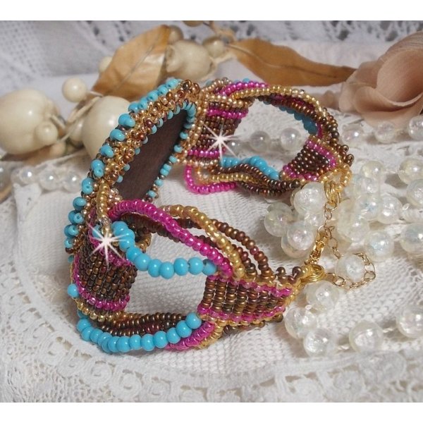 Pulseira de punho Cheyenne bordada com uma pedra preciosa, um rubi Fuchsite com contas de sementes Miyuki e contas de sementes checas.