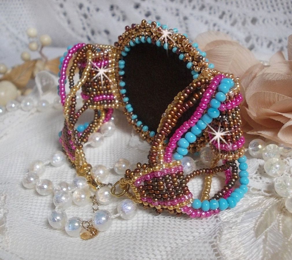 Pulseira de punho Cheyenne bordada com uma pedra preciosa, um rubi Fuchsite com contas de sementes Miyuki e contas de sementes checas.