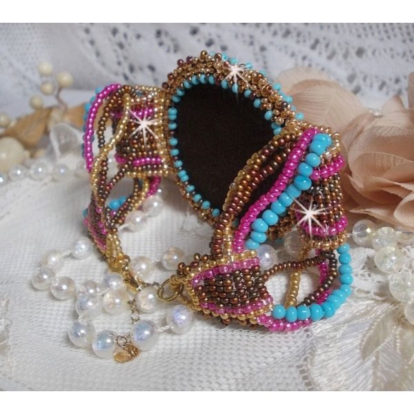 Pulseira de punho Cheyenne bordada com uma pedra preciosa, um rubi Fuchsite com contas de sementes Miyuki e contas de sementes checas.