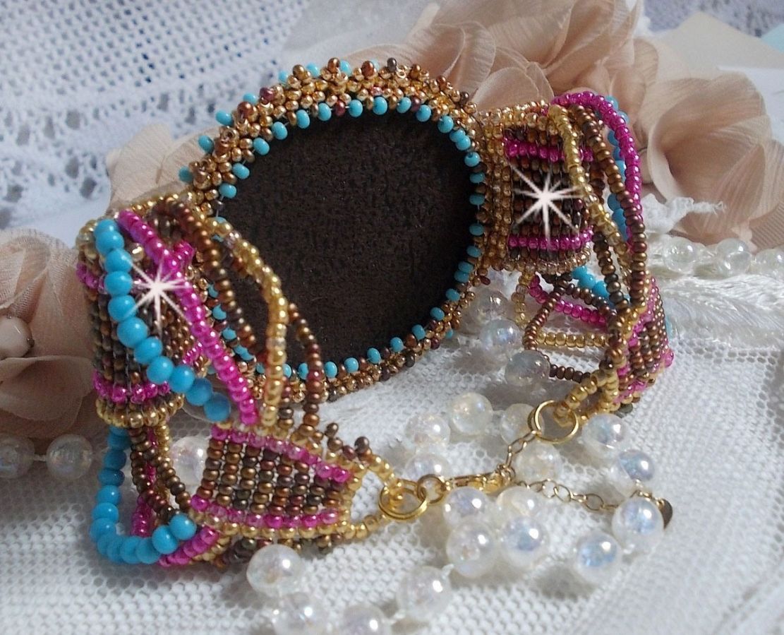 Pulseira de punho Cheyenne bordada com uma pedra preciosa, um rubi Fuchsite com contas de sementes Miyuki e contas de sementes checas.