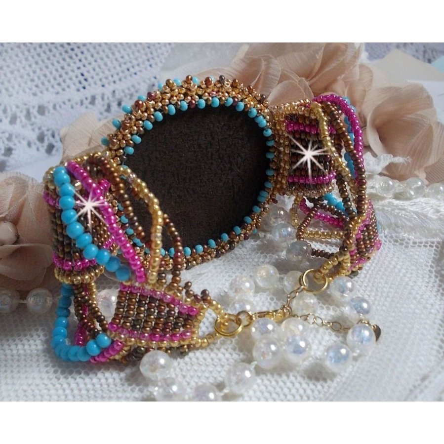 Pulseira de punho Cheyenne bordada com uma pedra preciosa, um rubi Fuchsite com contas de sementes Miyuki e contas de sementes checas.