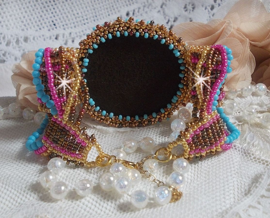 Pulseira de punho Cheyenne bordada com uma pedra preciosa, um rubi Fuchsite com contas de sementes Miyuki e contas de sementes checas.